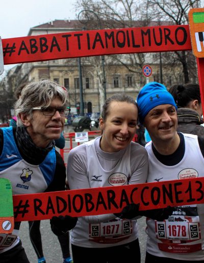 Tre signori fanno la foto con la cornice di Baraccone13 alla mezza maratona di Torino
